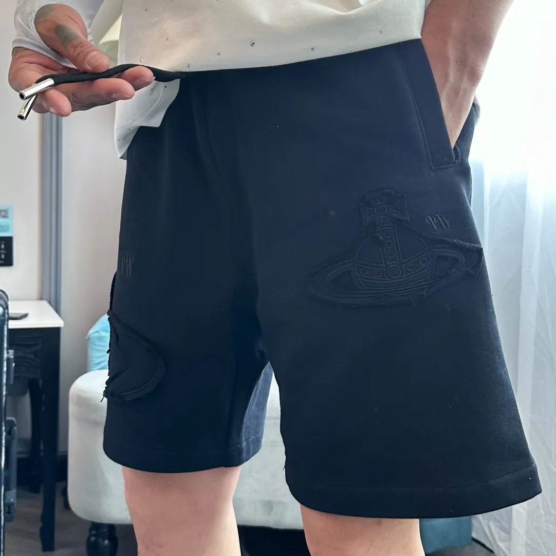 The Queen Mother's three-standard complete 2026 summer New Arrival men's casual shorts, advanced custom-made fabric Breathable fabric, Breathable elasticity and comfort, impeccable details, top-grade accessories, original logo design concept, delicate and soft feel! The upper body fit is awesome! Size: M-XXXL Please state your height and weight when ordering